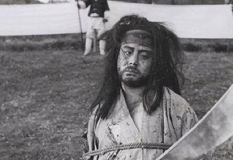 古代犯人在被砍头的时候 犯人为何会自觉的下跪