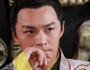 李世民在玄武门之变后去见李渊时，做了什么样的动作？