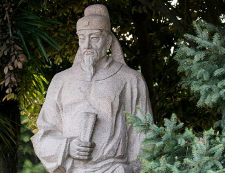 在文学、教育、政治等方面，韩愈有哪些作为与成就？
