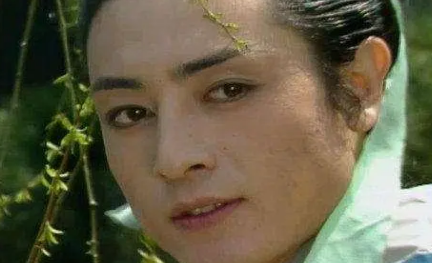 为何说在红楼梦中，贾芸是少有的知世故但不世故？