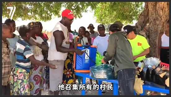 小伙帮助非洲农村种植蔬菜，带领村民开垦荒地，村长卖牛买种子