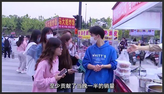中国摆摊小哥的一天，凭借高颜值爆火网络，卖花甲龙虾月赚五六万纪录片解说摆摊高颜值