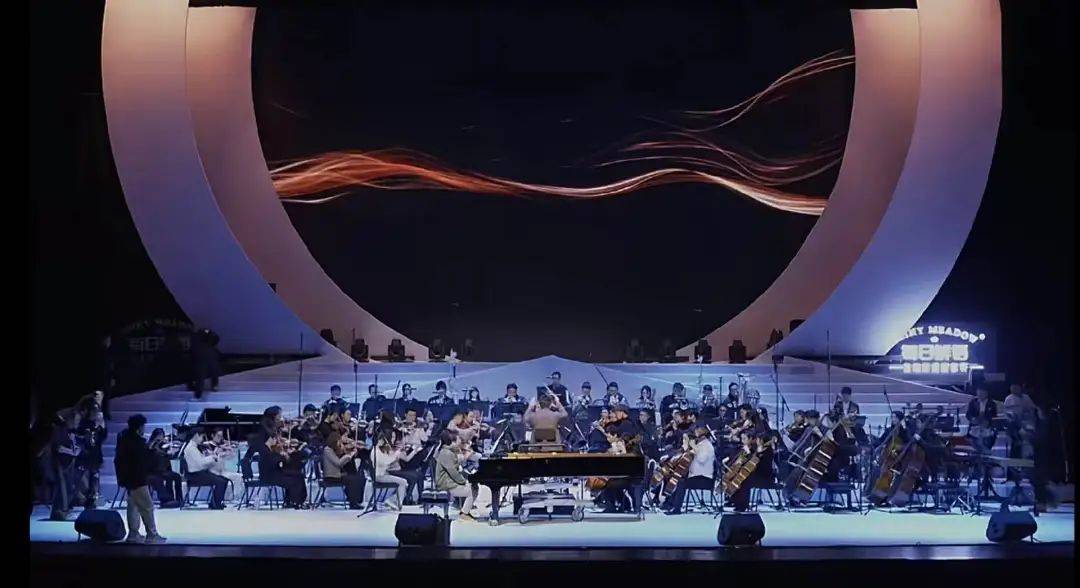 一年卖货超百亿，“与辉偕行”成2024抖音最卖座直播间