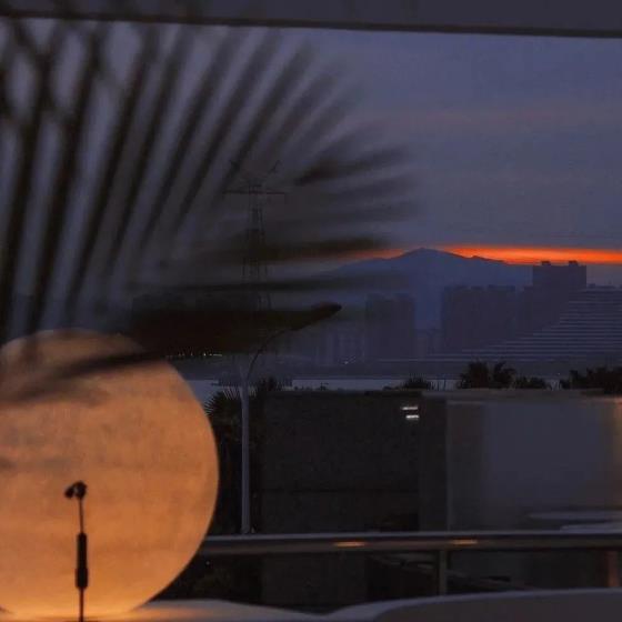 【伤感】多年不见感情依旧的说说（很久不见感情依然很深的句子）